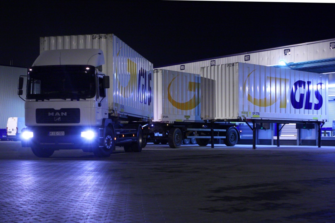 Nächtlicher Paketumschlag bei GLS - Abfahrt des LKW zum Zustelldepot